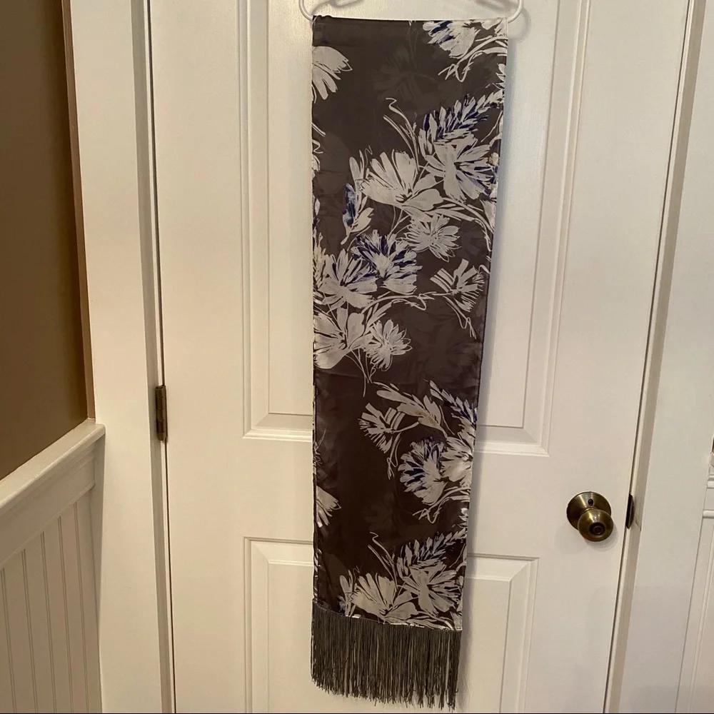 VINCE CAMUTO SCARF GRAY WHITE FLORAL FRINGE LONG RECTANGLE ACCESSORY WRAP
